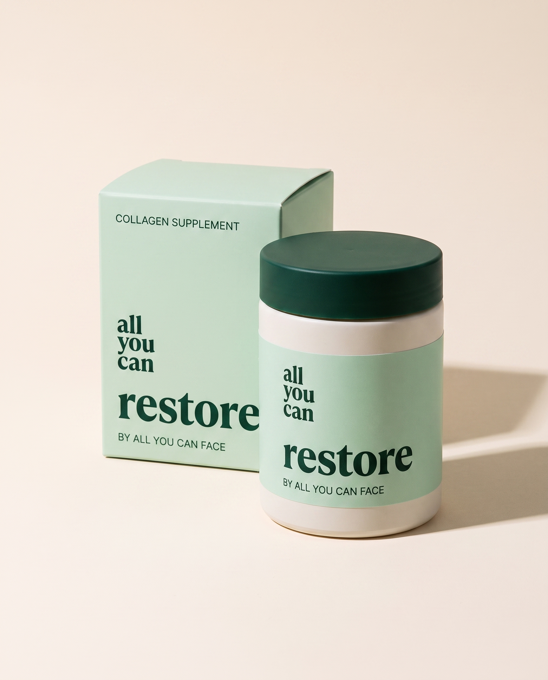 Eine helle Dose mit tannengrünem Deckel und dem Etikett „all you can restore", vor ihrer mintgrünen Schachtel auf sandfarbenem Papier.